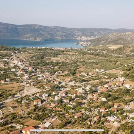 Two Pia Vrsine